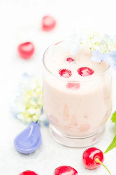 Verfrissende zomer drinken fruit cocktail kersen — Stockfoto