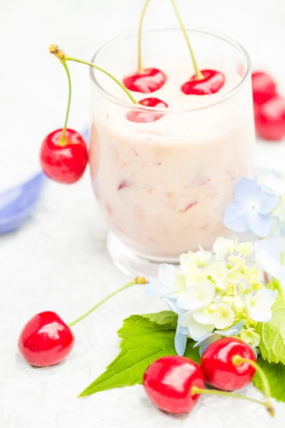 Refrescante bebida de verano frutas cóctel cerezas —  Fotos de Stock