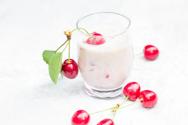 Освежающий летний напиток фруктовые коктейльные вишни — стоковое фото
