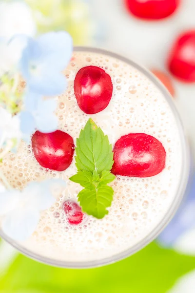 Erfrischendes Sommergetränk Fruchtcocktail Kirschen — Stockfoto