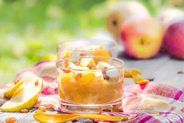 Meyveli tatlı armut nektarin kuru üzüm — Stok fotoğraf