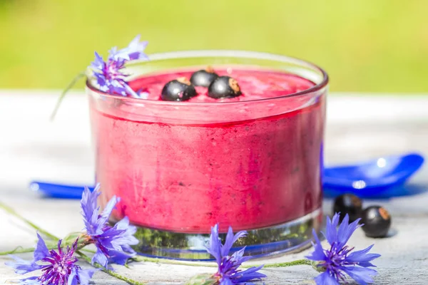 Cocktail au yaourt de jardin le matin cassis — Photo