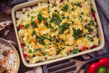 Fırında makarna tavuk mantar