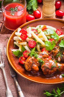 Pirinç ve yeşil fasulye domates soslu tavuk