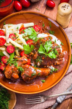 Tavuk kanatları domates sos yeşil fasulye Pilav