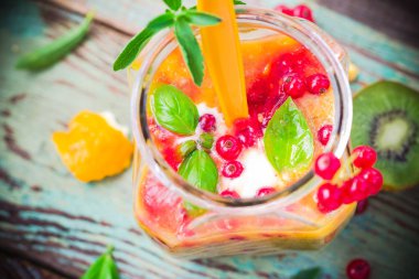 Kokteyl kivi meyve portakal kırmızı kuş üzümü