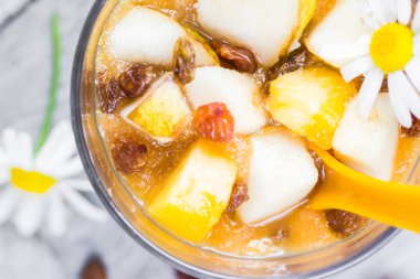 Meyve baş döndürücü lezzetli armut köpüğü kuru üzüm