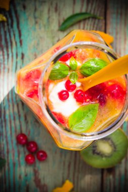 Meyve güler yüzlü kivi turuncu kırmızı kuş üzümü