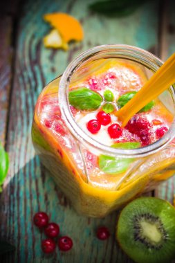 Meyve güler yüzlü kivi turuncu kırmızı kuş üzümü