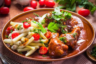 Tavuk domates sos yeşil fasulye domates pirinç