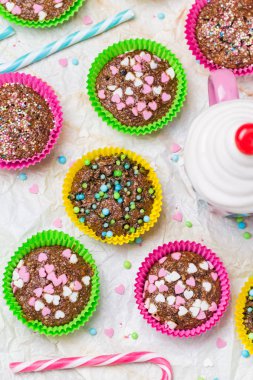 Muffins renkli kalpler tatlı kek seviyorum