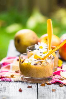 Yaz içki Bahçe güler yüzlü armut nektarin kuru üzüm