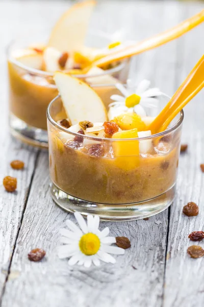 Obst schwindelig köstliche Birnenmousse Rosinen — Stockfoto