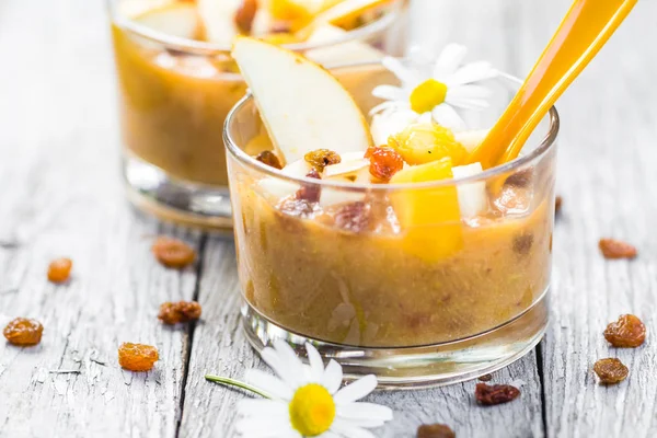 Fruta mareado delicioso mousse de pera pasas — Foto de Stock