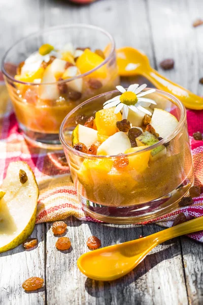 Fruité dessert poires nectarines raisins secs — Photo