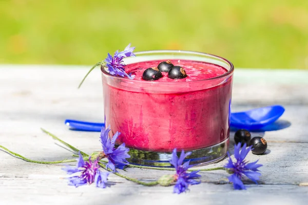 Cocktail au yaourt de jardin le matin cassis — Photo
