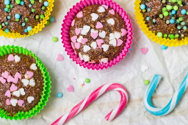 Muffins färgglada hjärtan söta bakverk älskar — Stockfoto