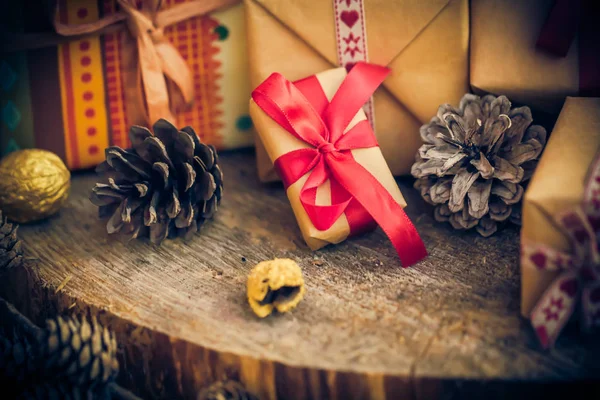 Boże Narodzenie Santa Claus prezenty pakiety szyszki drewniany stół — Zdjęcie stockowe