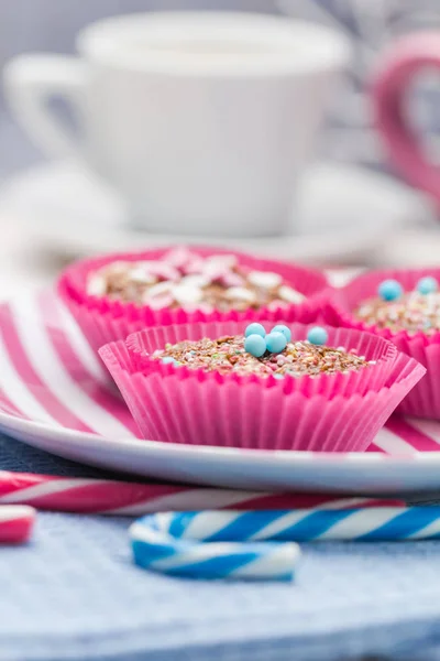 Весенние кексы розовый сладкий десерт — стоковое фото