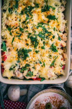 Sıcak yemek pişmiş makarna tavuk mantar