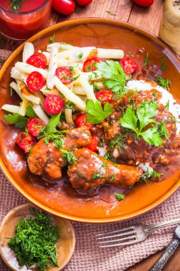 Pirinç ve yeşil fasulye domates soslu tavuk