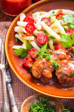 Tavuk kanatları domates sos yeşil fasulye Pilav