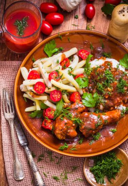 Tavuk kanatları domates sos yeşil fasulye Pilav