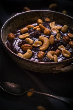 Çikolatalı puding çeşitli fındık mistik ışık