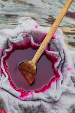 Açıklama tentür chokeberry kumaş gazlar ile