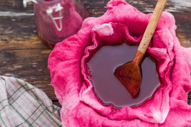 Açıklama tentür chokeberry kumaş gazlar ile