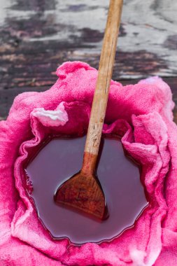 Açıklama tentür chokeberry kumaş gazlar ile