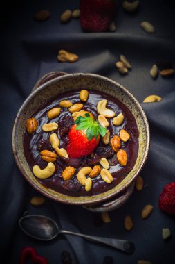 Tatlı mistik ışık çikolatalı puding fındık çilek