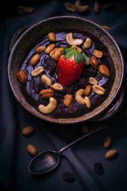 Tatlı mistik ışık çikolatalı puding fındık çilek