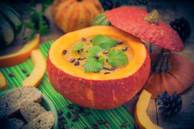 İçi boş meyve vintage hizmet balkabağı çorbası