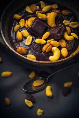 Tatlı muhallebi fındık çikolata küpleri mistik ışık