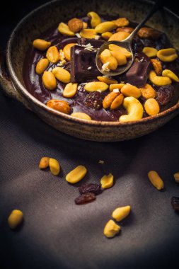 Tatlı muhallebi fındık çikolata küpleri mistik ışık