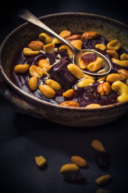 Tatlı muhallebi fındık çikolata küpleri mistik ışık