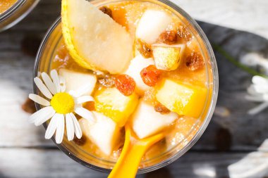 Lezzetli tatlı meyve güler yüzlü kuru üzüm