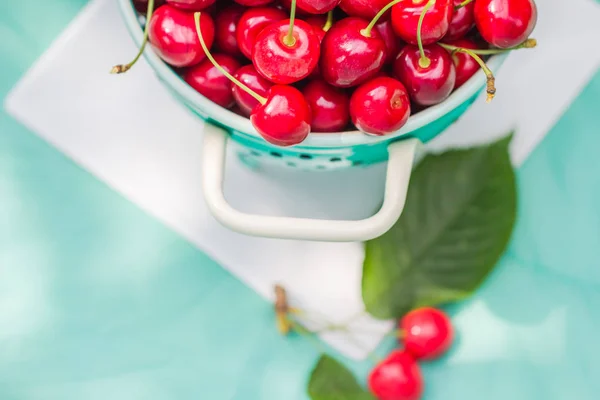 Colador verde de fruta de cereza roja fresca —  Fotos de Stock