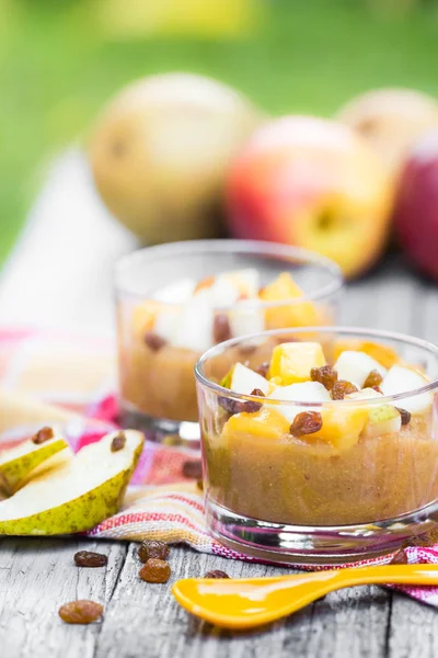 Fruchtiges Dessert Birnen Nektarinen Rosinen — Stockfoto