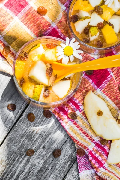 Fruchtiges Dessert Birnen Nektarinen Rosinen — Stockfoto