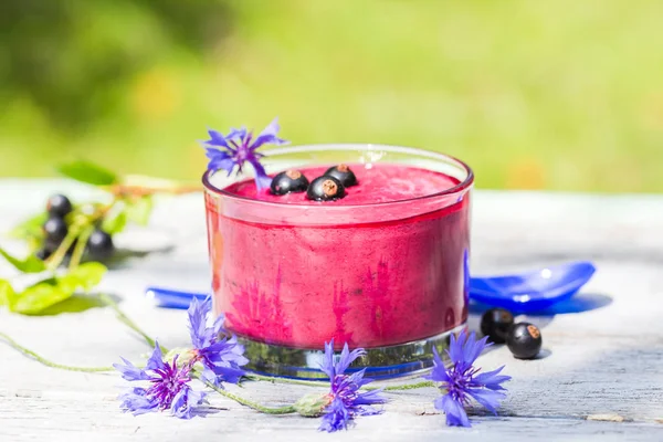 Cocktail au yaourt de jardin le matin cassis — Photo