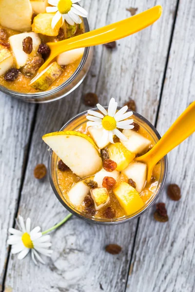 Läckra efterrätt frukt smoothie russin — Stockfoto