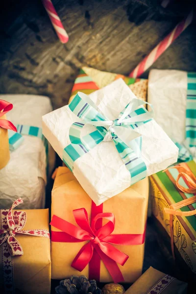 Time Christmas Festive gifts packets pine cones wooden table — Stock Photo, Image