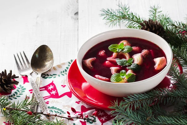 Geleneksel ev yapımı kırmızı pancar çorbası köfte Noel masa