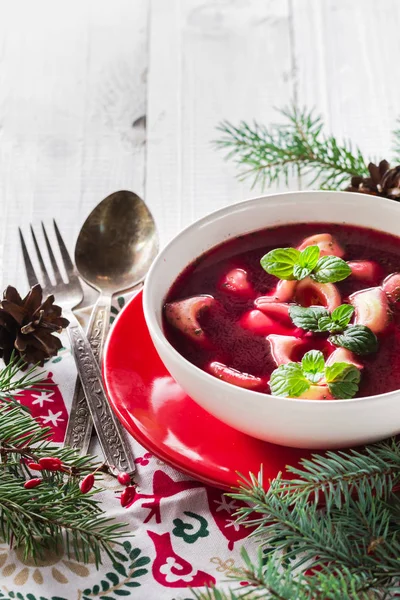 Tradicional casero borscht rojo albóndigas mesa de Navidad — Foto de Stock