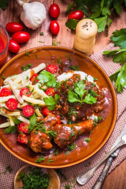 Pirinç ve yeşil fasulye domates soslu tavuk