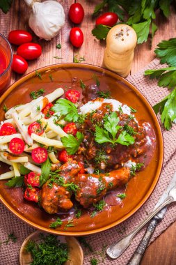 Tavuk kanatları domates sos yeşil fasulye Pilav