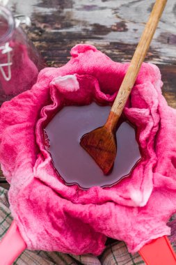 Açıklama tentür chokeberry kumaş gazlar ile