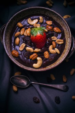 Tatlı mistik ışık çikolatalı puding fındık çilek